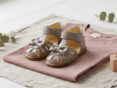 Angulus dusty almond sandal with lacquer and bow