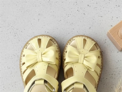 Angulus mellow yellow sandal with lacquer and bow