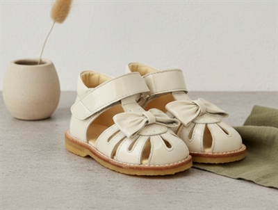 Angulus sandal buttermilk with patent and heart  