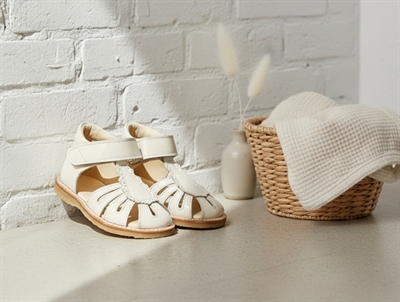 Angulus sandal buttermilk with patent  