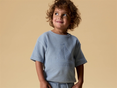 Dreng iklædt Lil Atelier t-shirt i blå nuance med bådmotiv