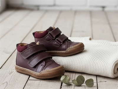 Pom Pom trainer dark plum with velcro