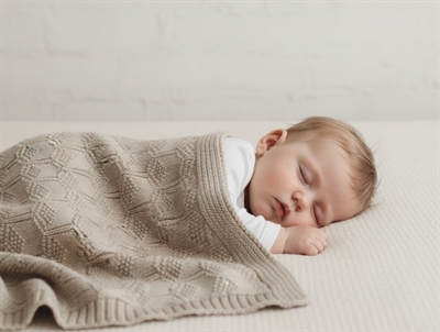 Mushie honeycomb beige knitted baby blanket
