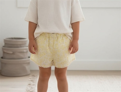 Wheat shorts Ina lemon flowers