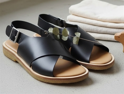 Angulus black buckle sandal