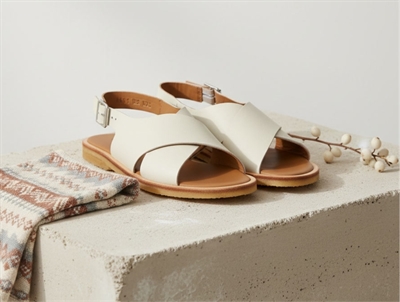 Angulus sandal tan with buckle  
