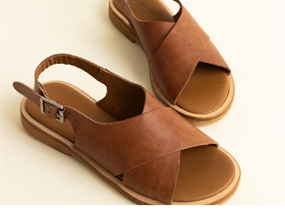 Angulus sandal tan with buckle  