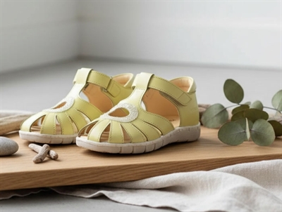 Angulus light yellow sandal with heart and glitter