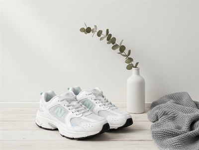 New Balance 530 beige sneaker with elastic laces and mesh