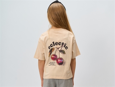 THE NEW oversized T-shirt gardenia with cherry print
