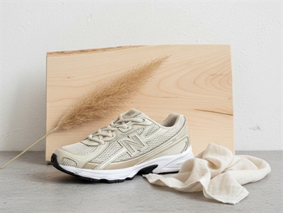 New Balance 740 Kids white sneaker with elastic laces